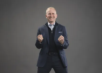 Enthusiastic gesture, horizontal: Samppa Lajunen