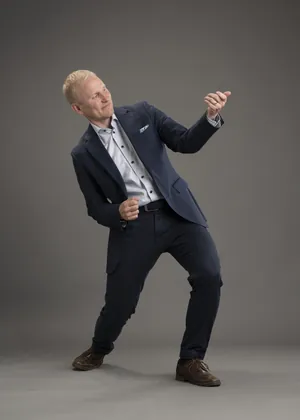 Full-length portrait in motion, vertical: Samppa Lajunen