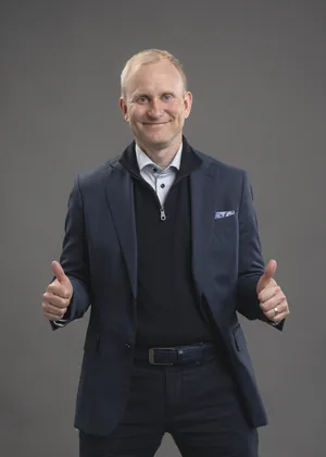 Thumbs up, vertical: Samppa Lajunen