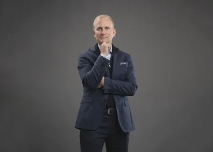 Half-length, horizontal: Samppa Lajunen