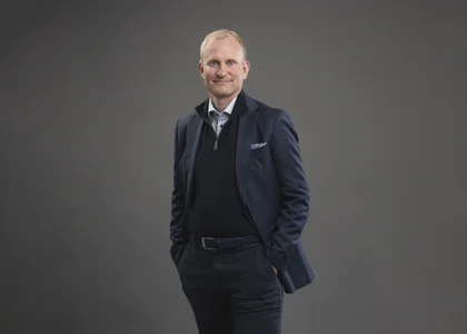 Full-length, horizontal: Samppa Lajunen